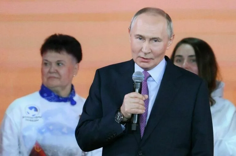 Путин принял участие в благотворительной акции «Елка желаний»