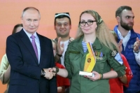Путин вручил награду «Волонтер года» Марии Карпенко из Курской области