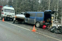 Три человека погибли в ДТП с участием микроавтобуса и легковушки под Кировом