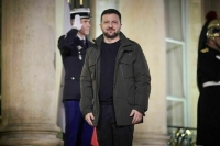 Советник Трампа обвинил одетого в толстовку Зеленского в неуважении к США