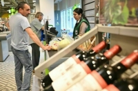 Выкладку алкоголя около касс могут ограничить