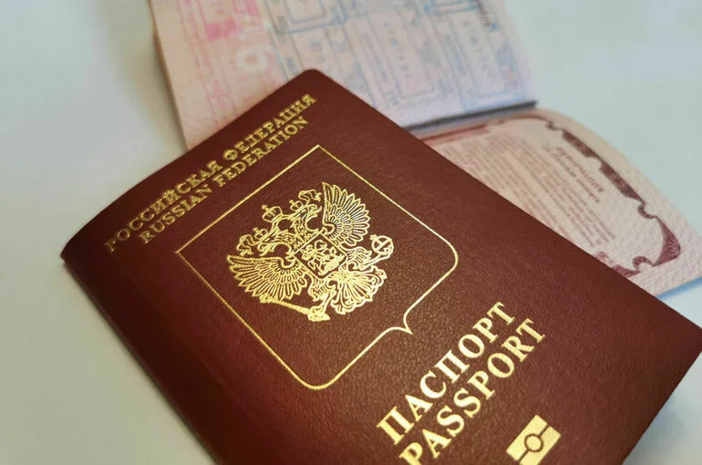 Россиянам рекомендовали проверить загранпаспорта перед Новым годом