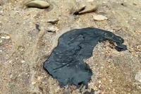 Из танкера у Керченского пролива продолжает вытекать мазут