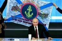 Путин на прямой линии попросил развернуть боевое знамя морпехов