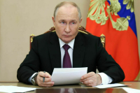 Путин поручил распространить на матерей-героинь льготы Героев Труда