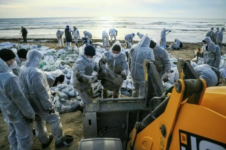 Куренков: Пляжи Черного моря очистят от мазута в ближайшее время