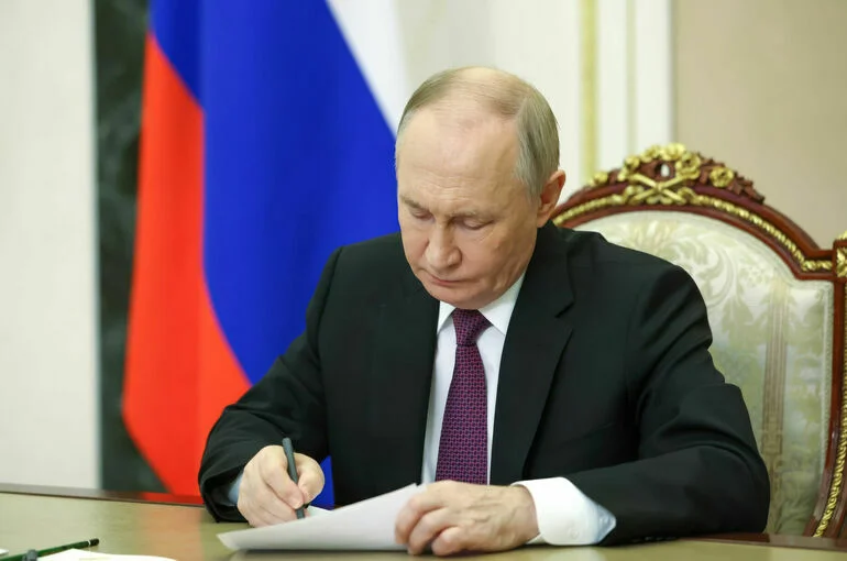 Путин ввел уголовное наказание за повторную продажу вейпов детям