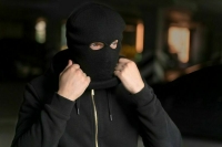 Подросток в балаклаве с молотком ворвался в курскую школу