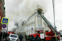 На горящем здании тульского военного госпиталя рухнул шпиль