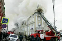 На горящем здании тульского военного госпиталя рухнул шпиль