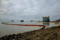 Минтранс: Мазут с танкера «Волгонефть-239» откачают до конца января