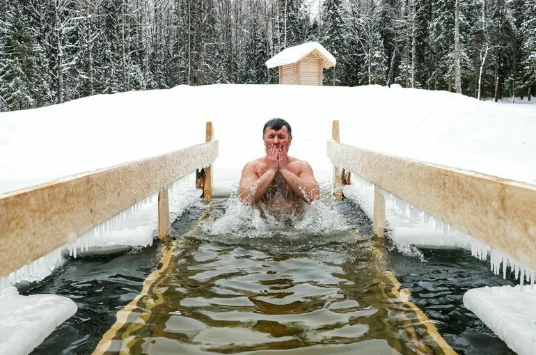 Без алкоголя и в шерстяных носках: что нужно знать о крещенских купаниях