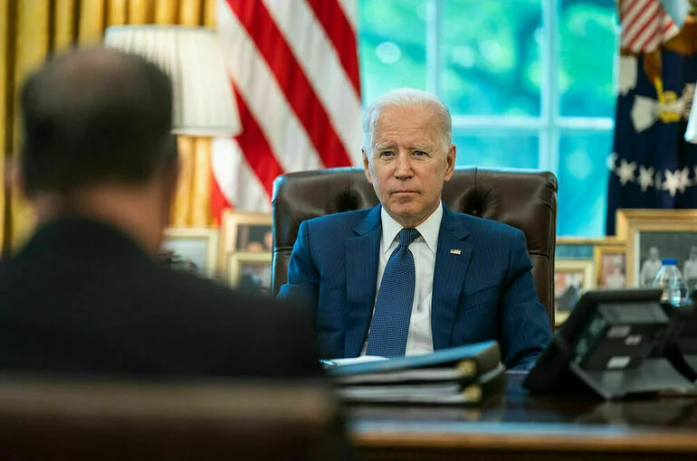 Опрос: Более половины жителей США недовольны работой Байдена