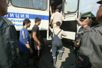 С петербургской овощебазы в полицию доставили 70 мигрантов-нарушителей