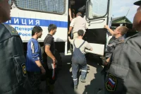 С петербургской овощебазы в полицию доставили 70 мигрантов-нарушителей