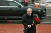 Владимир Путин возложил венок на Пискаревском мемориальном кладбище