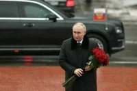 Владимир Путин возложил венок на Пискаревском мемориальном кладбище
