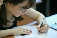 Не ЕГЭ единым: эксперты рассказали, зачем бороться за баллы в аттестате