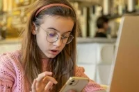 Бессонница, зависимость, туннельный синдром: как телефоны губят здоровье людей