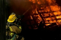 Многоэтажка с рабочими внутри загорелась в турецкой Аланье