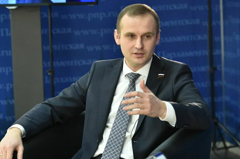 Депутат Леонов объяснил, почему в России хотят запретить вейпы, а не сигареты