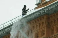 В Москве хотят поднять штрафы за плохую очистку крыш нежилых домов от снега