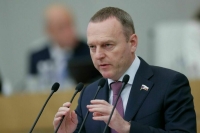 Депутат Бахарев пояснил, почему нужно ограничить рекламу «раздолжнителей»