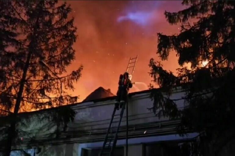 Спасатели эвакуировали 60 человек из горящего хостела в Москве