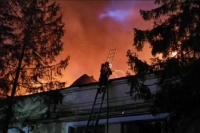 Спасатели эвакуировали 60 человек из горящего хостела в Москве