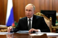 Путин поручил повысить качество платного приема в вузы