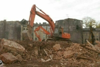 Женщинам разрешили работать машинистами экскаватора