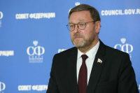 Сенатор Косачев заявил о скором окончании «медового месяца» триумфатора Трампа