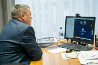 Спикер Ямала передал электроколяску раненому бойцу СВО