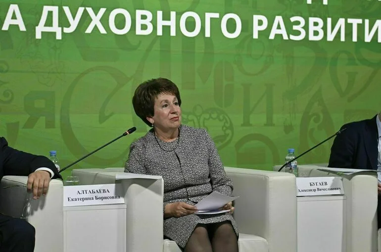 Сенатор Алтабаева призвала не ограничивать беременным уход на больничный