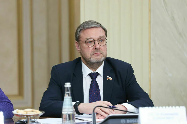 Сенатор Косачев назвал переобуванием в воздухе слова Рютте о переговорах по Украине