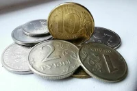Рубль начал слабо снижаться на фоне сохранения уровня ключевой ставки