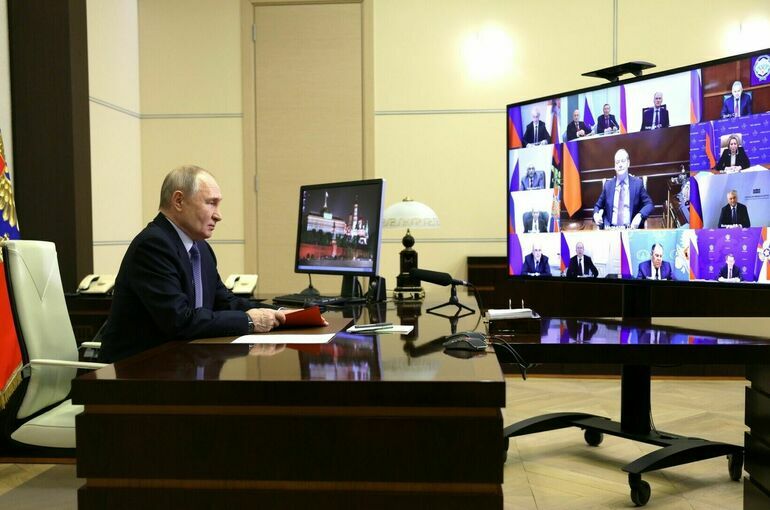 Путин обсудил разговор с Трампом на совещании Совбеза 