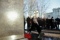 Путин возложил цветы к памятнику Собчаку