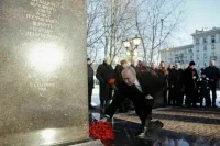 Путин возложил цветы к памятнику Собчаку