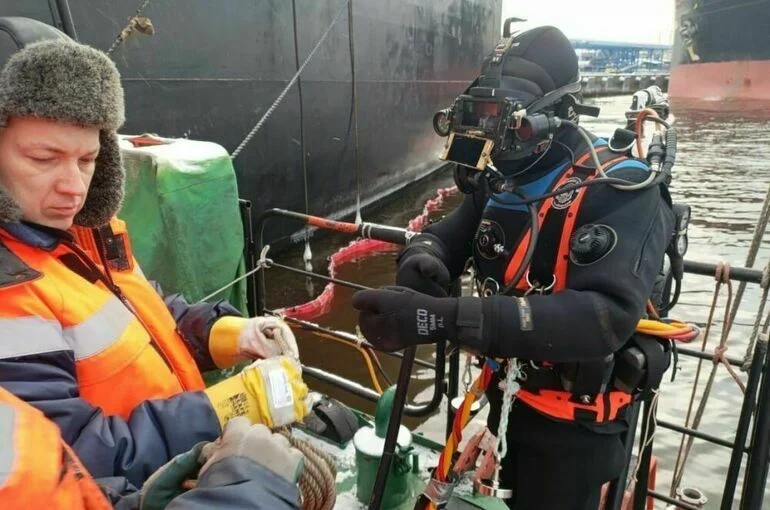 Водолазы заделали все повреждения корпуса танкера Koala в порту Ленобласти