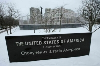 У посольства США в Киеве собрались митингующие