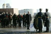 Володин и депутаты возложили цветы к Вечному огню на Поклонной горе