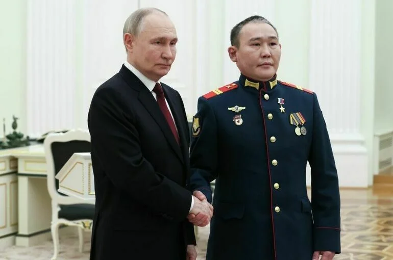 Путин вручил участникам спецоперации медали Героя России