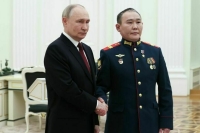 Путин вручил участникам спецоперации медали Героя России