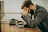 За опоздание годовой премии не лишат