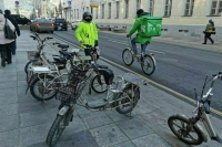 На велосипеды курьеров в Москве поставят ограничители скорости