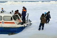 В Охотском море спасают 200 рыбаков, застрявших на дрейфующей льдине