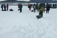 В МЧС сообщили о спасении 170 рыбаков, застрявших на дрейфующей льдине