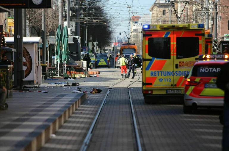 Автомобиль протаранил толпу в Мангейме, не менее двух человек погибли