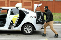 Автомобили такси предложили оснащать двумя детскими креслами